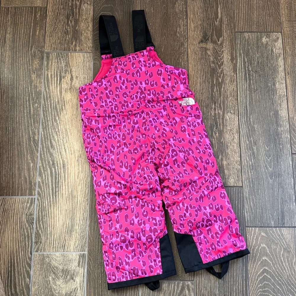 The North Face Toddlers’ Snowquest Pink Leopard Insulated Snow Bibs—4T - Picture 10 of 11